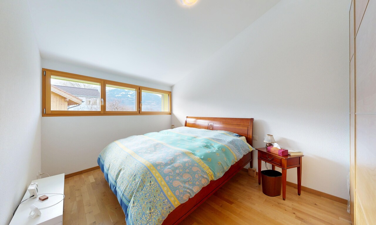 zimmer / schlafzimmer mit dachschräge, vaulted ceiling, holzfußboden, wood finish floor, und inside property