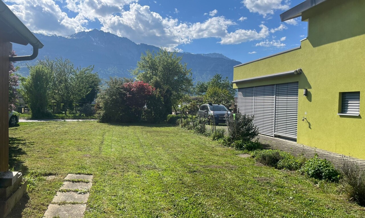 garten mit blick auf die berge, mountain view, from property, rasen, und day time