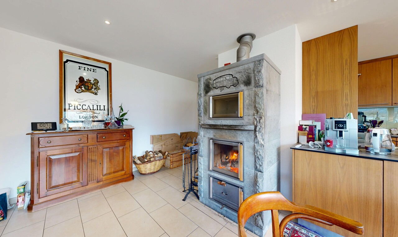 wohnzimmer mit inside property, light floor, drywall, gipskartonwand, und kamin