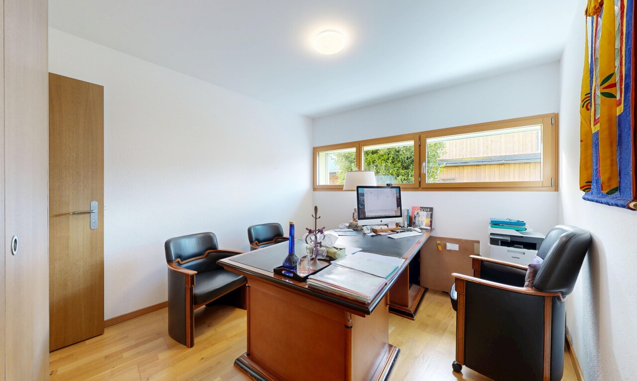 büro mit bürobereich, wood finish floor, holzfußboden, inside property, und light floor