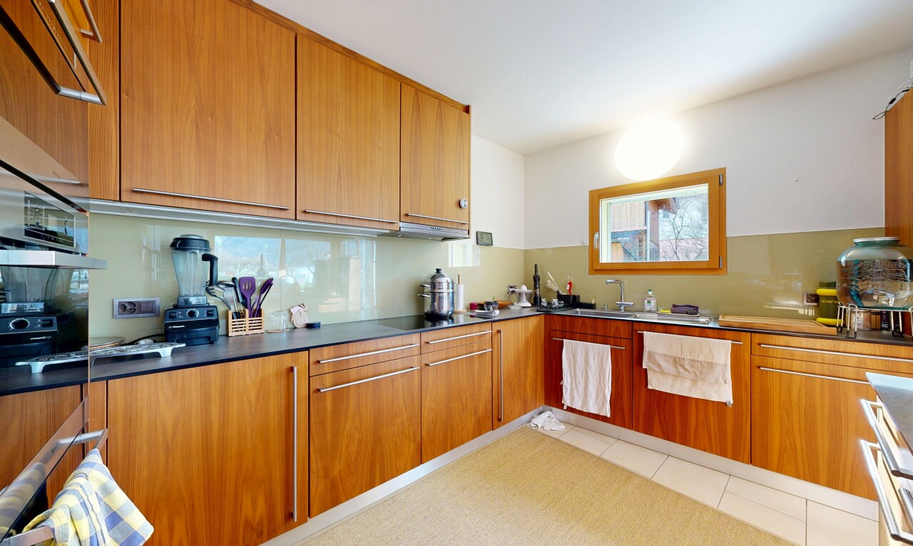 küche mit inside property, mittelbraune schränke, medium brown cabinets, tile floor, und fliesenboden