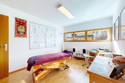 chambre avec wood finish floor, sol en finition bois, inside property, natural light, et lumière naturelle