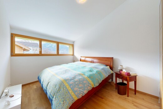 chambre avec plafond voûté, vaulted ceiling, sol en finition bois, wood finish floor, et inside property
