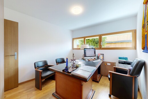 bureau avec espace bureau, wood finish floor, sol en finition bois, inside property, et light floor