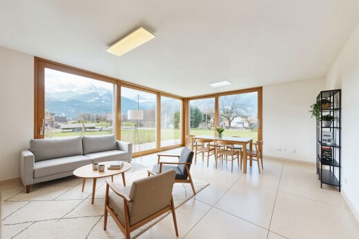 salon / salle à manger avec floor ceiling windows, fenêtres du sol au plafond, drywall, cloison sèche, et vue sur la montagne