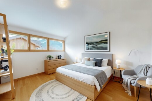 chambre avec wood finish floor, sol en finition bois, inside property, drywall, et cloison sèche