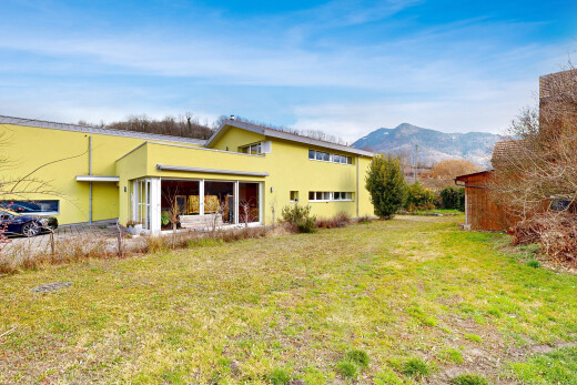 façade avec bardage en stuc, pelouse, day time, mountain view, et vue sur la montagne