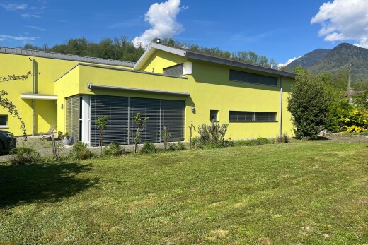 façade avec bardage en stuc, pelouse, day time, property visible, et vue sur la montagne