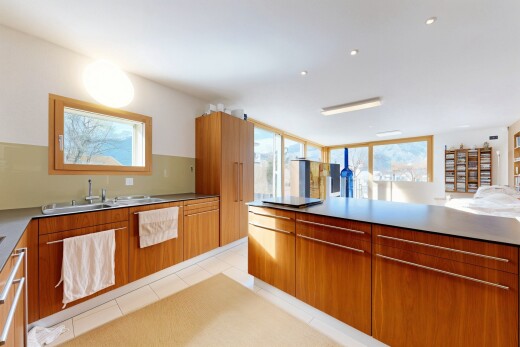 küche mit light floor, mittelbraune schränke, medium brown cabinets, natural light, und natürliches licht