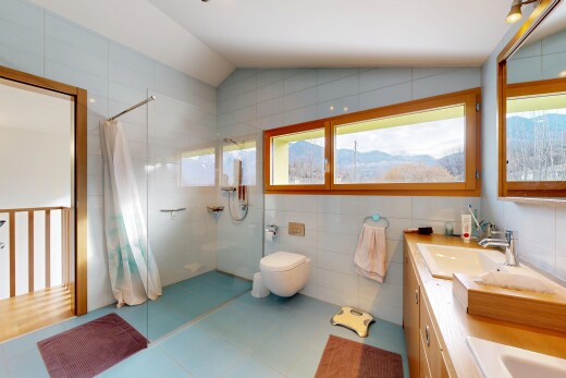 bad mit dusche, komplettes badezimmer, doppelwaschtisch, natural light, und natürliches licht