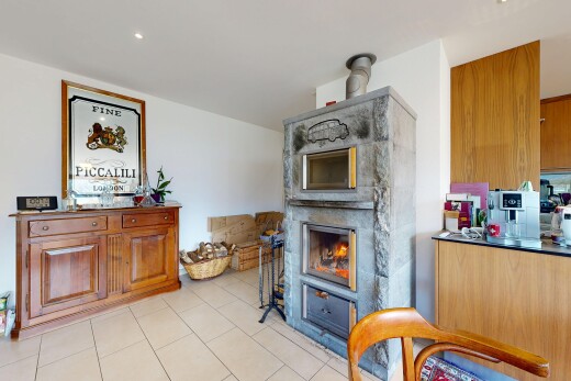 wohnzimmer mit inside property, light floor, drywall, gipskartonwand, und kamin