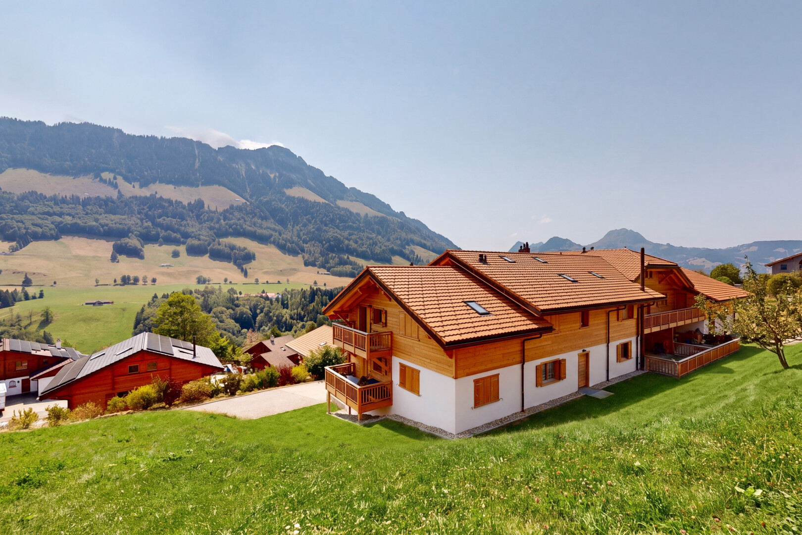 außenansicht mit balkon, rasen, property visible, blick auf die berge, und mountain view