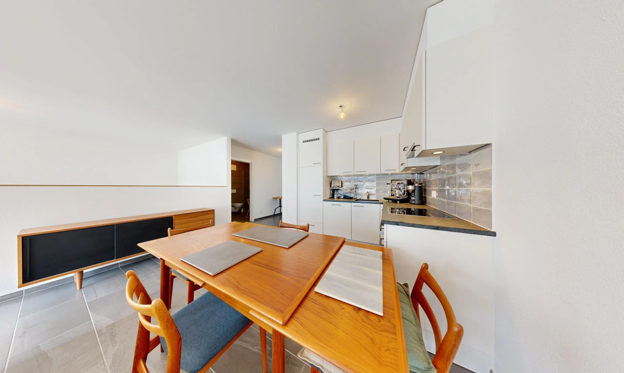 salle à manger avec light floor, backsplash, inside property, drywall, et cloison sèche
