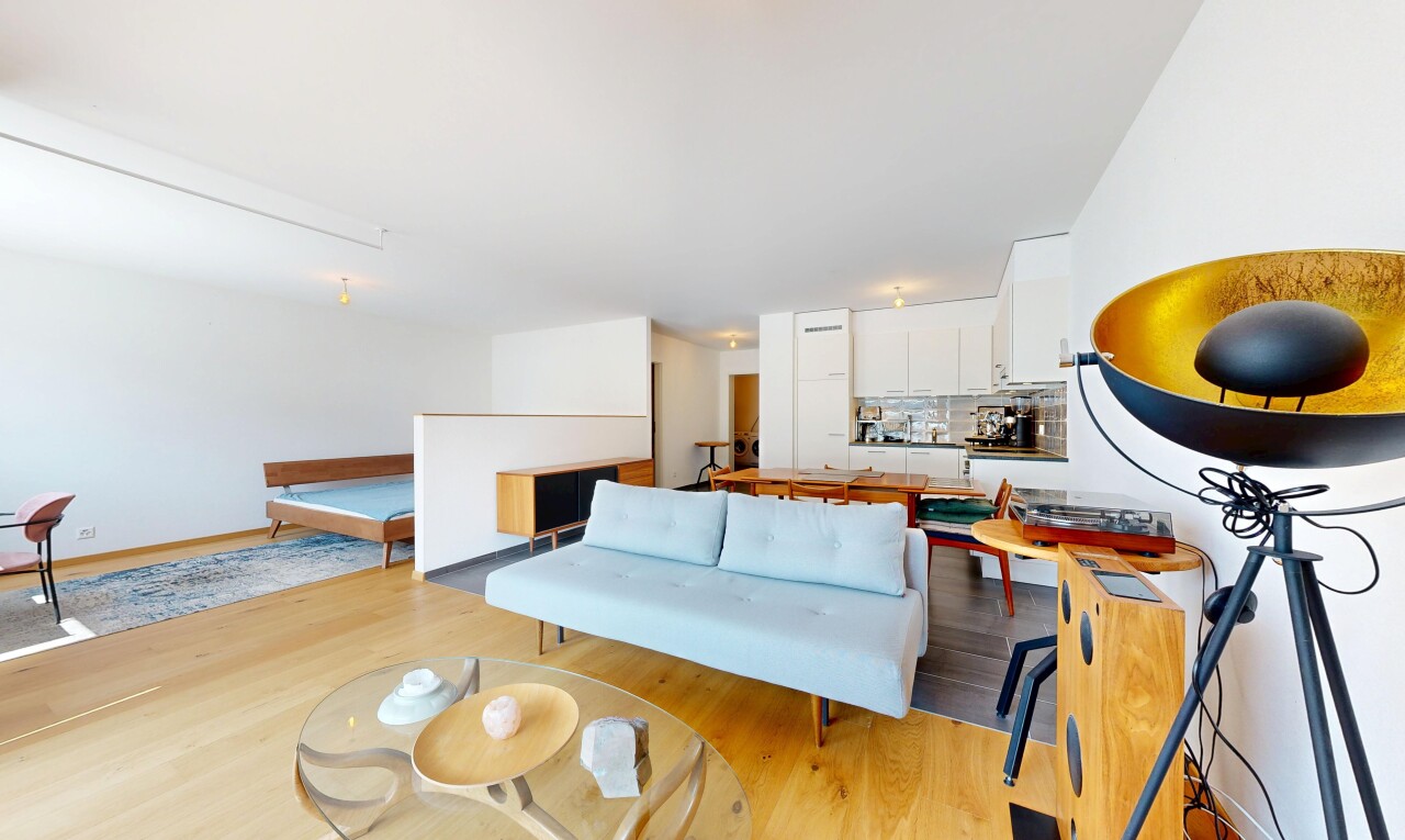 wohn- / esszimmer mit wood finish floor, holzfußboden, drywall, gipskartonwand, und inside property