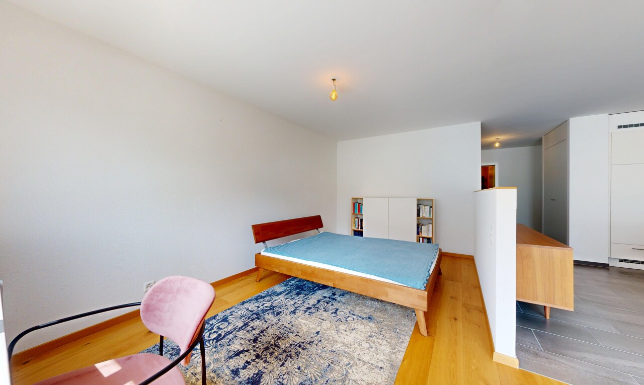 zimmer / schlafzimmer mit holzfußboden, wood finish floor, gipskartonwand, drywall, und inside property