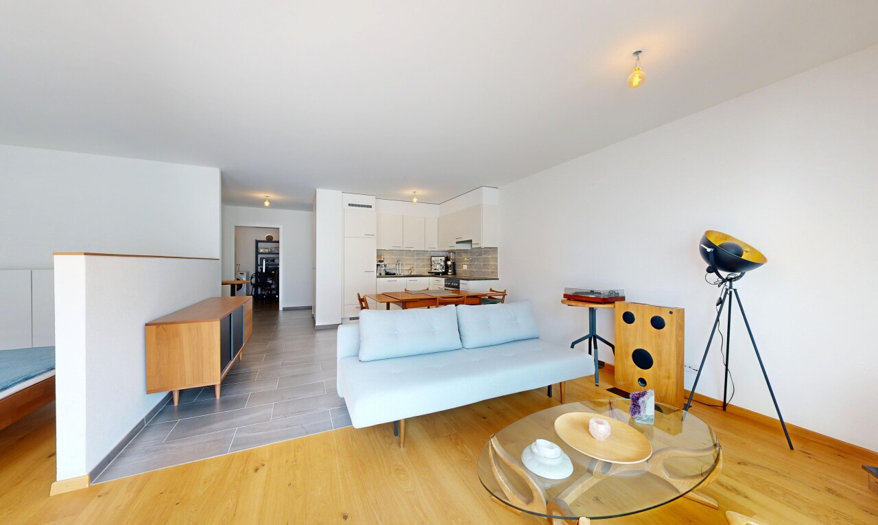wohnzimmer mit drywall, gipskartonwand, wood finish floor, holzfußboden, und light floor