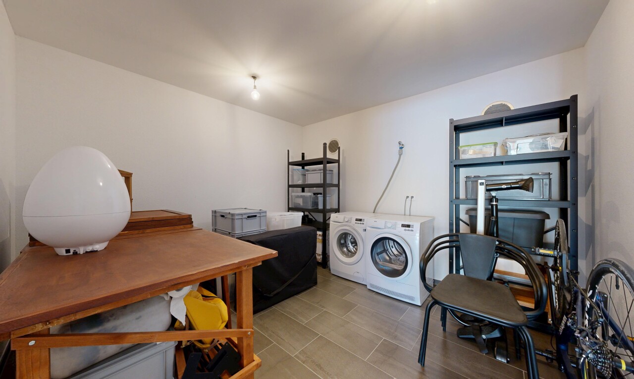 wäschekammer mit drywall, gipskartonwand, inside property, und wood tile