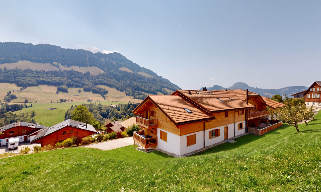 außenansicht mit balkon, rasen, property visible, blick auf die berge, und mountain view