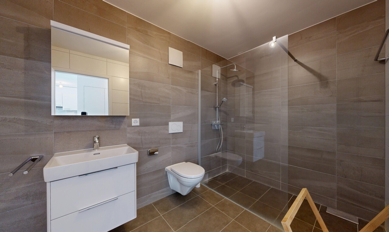 bad mit fliesenwand, tile wall, komplettes badezimmer, dusche, und schminktisch