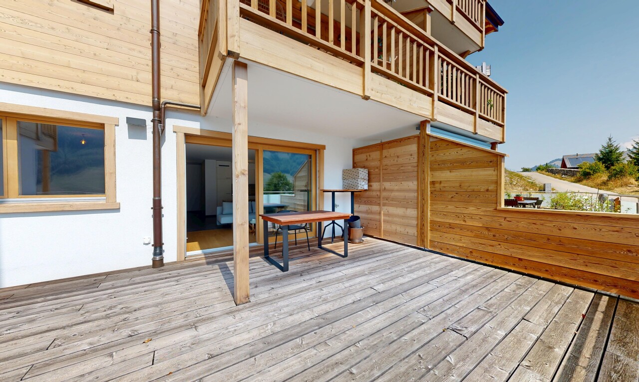 terrasse mit deck und balkon
