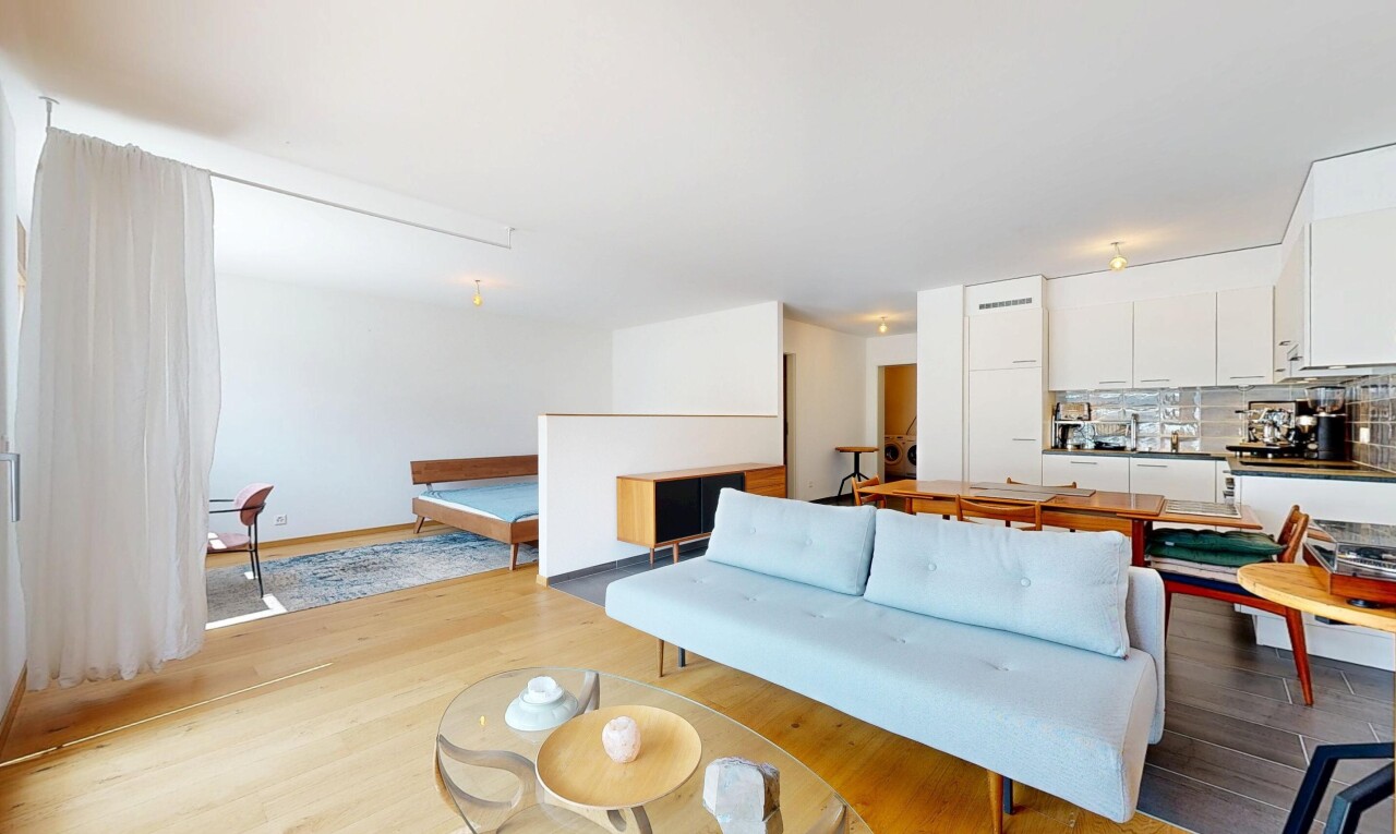 wohn- / esszimmer mit wood finish floor, holzfußboden, drywall, gipskartonwand, und inside property