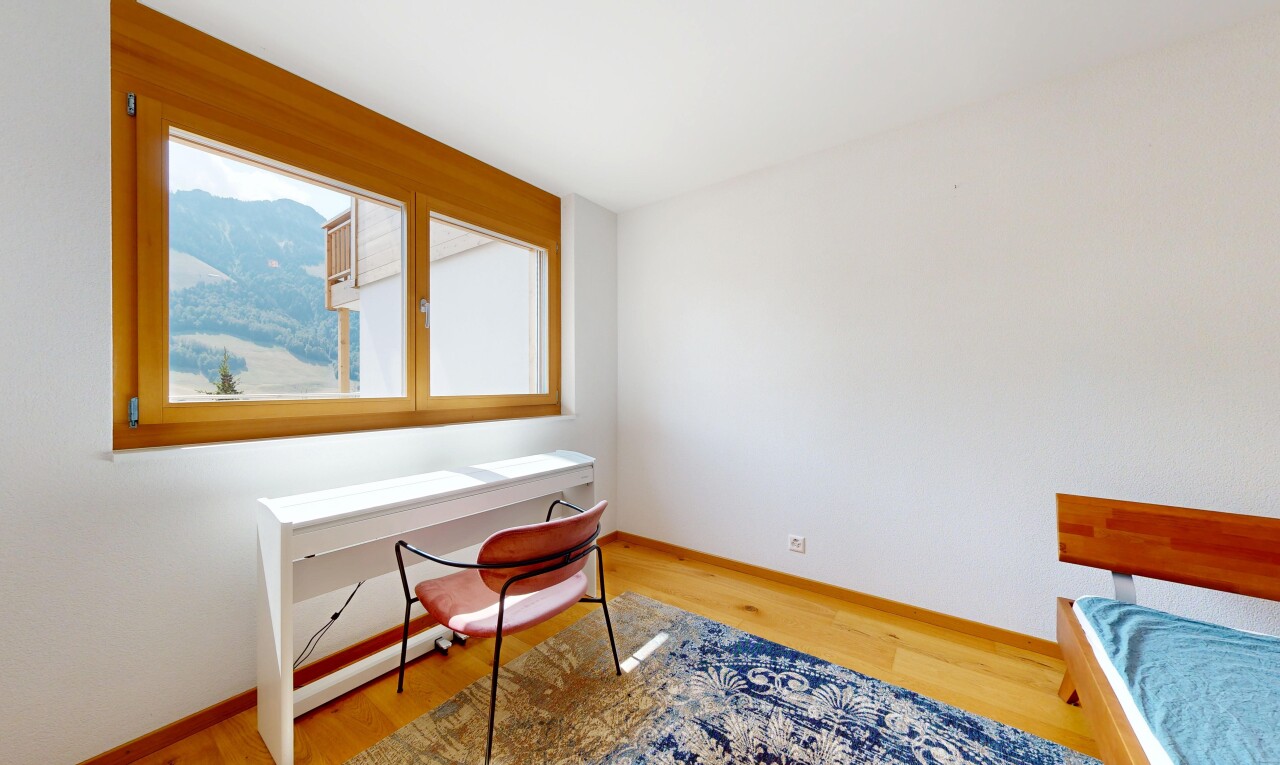 zimmer / schlafzimmer mit holzfußboden, wood finish floor, bürobereich, gipskartonwand, und drywall