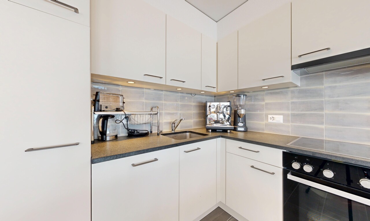 küche mit ofen, dark countertops, white cabinets, weiße schränke, und waschbecken