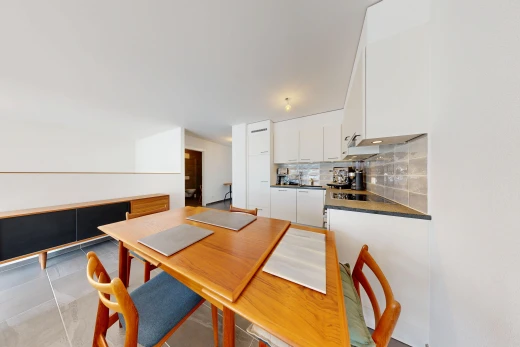 salle à manger avec light floor, backsplash, inside property, drywall, et cloison sèche