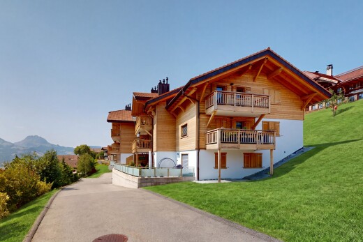 außenansicht mit rasen, balkon, horizontale verkleidung, apartment complex view, und schornstein