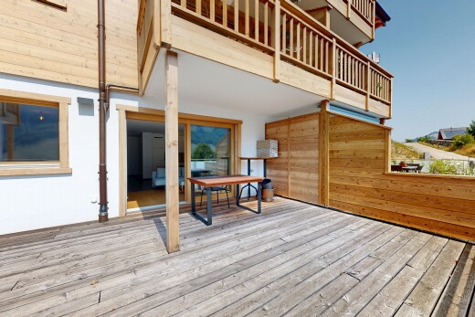 terrasse mit deck und balkon