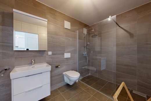 bad mit fliesenwand, tile wall, komplettes badezimmer, dusche, und schminktisch