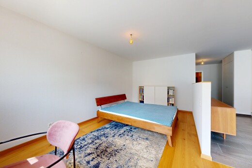 zimmer / schlafzimmer mit holzfußboden, wood finish floor, gipskartonwand, drywall, und inside property