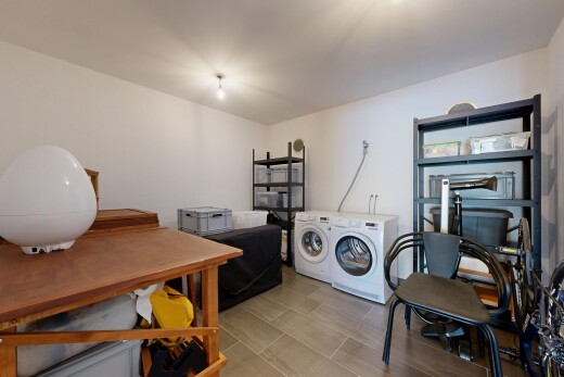 wäschekammer mit drywall, gipskartonwand, inside property, und wood tile