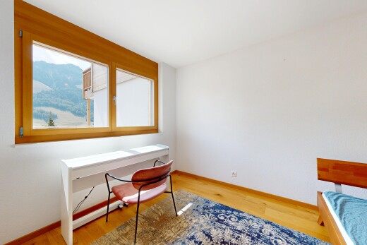 zimmer / schlafzimmer mit holzfußboden, wood finish floor, bürobereich, gipskartonwand, und drywall