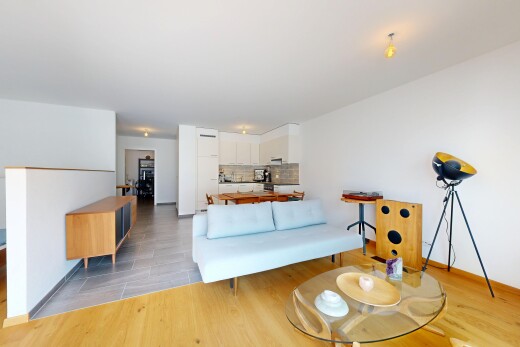 wohnzimmer mit drywall, gipskartonwand, wood finish floor, holzfußboden, und light floor