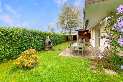 garten mit rasen und terrasse