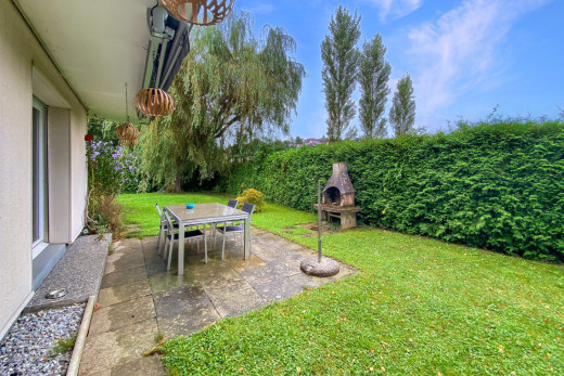 garten mit terrasse und rasen