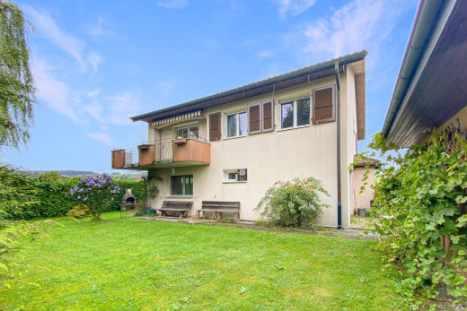 außenansicht mit balkon und rasen