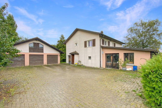 außenansicht mit freistehende garage und außenansicht
