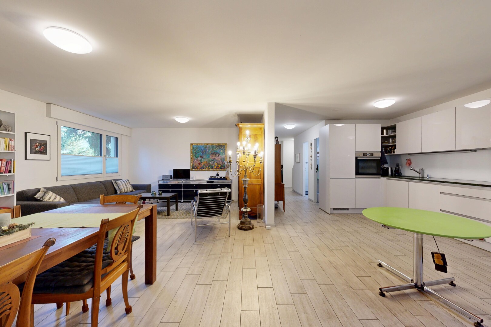 wohn- / esszimmer mit inside property, holzfußboden, wood finish floor, natürliches licht, und natural light