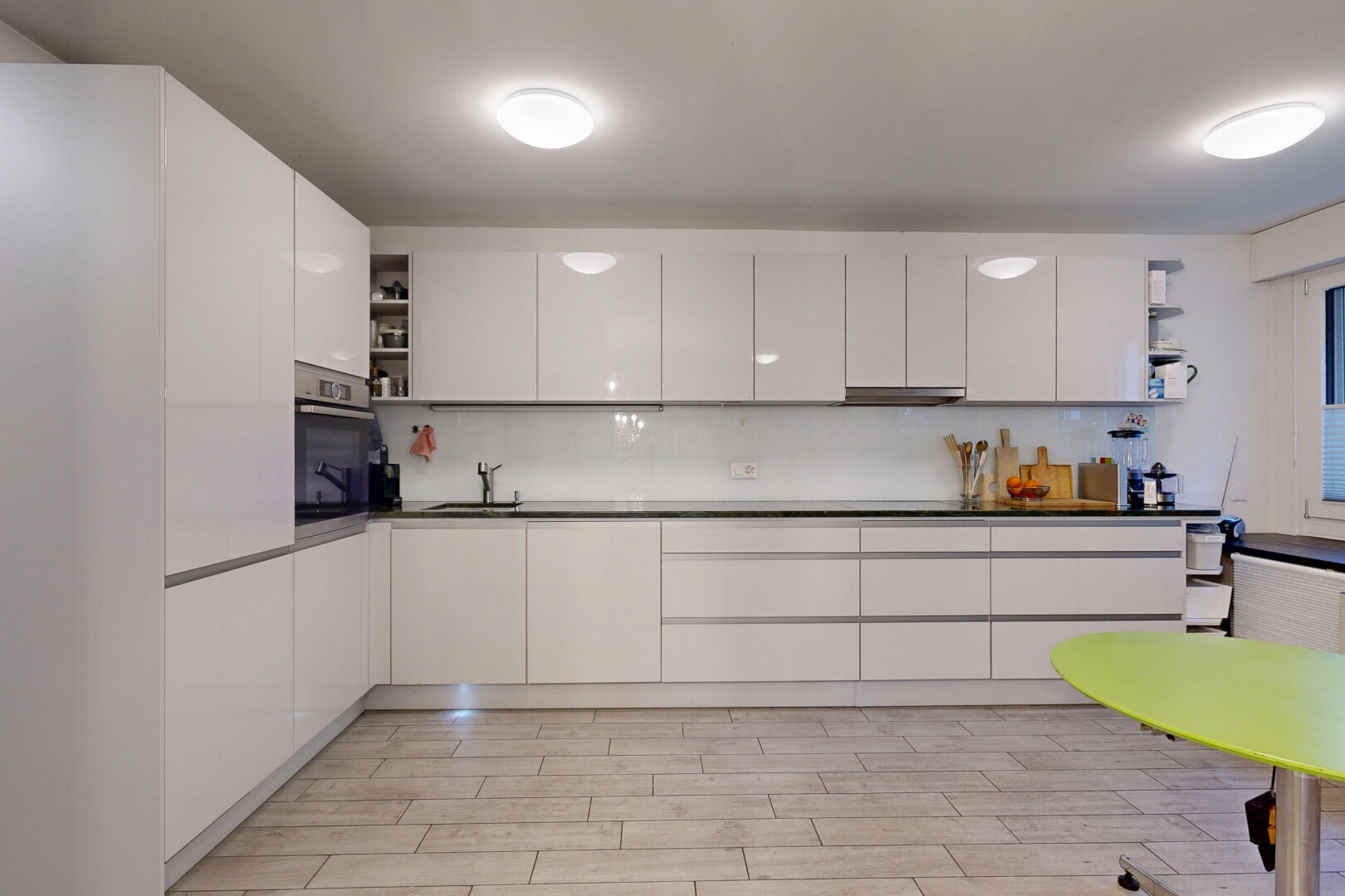 küche mit offene regale, küchenrückwand beim herd, küchenrückwand beim Herd, weiße schränke, und inside property