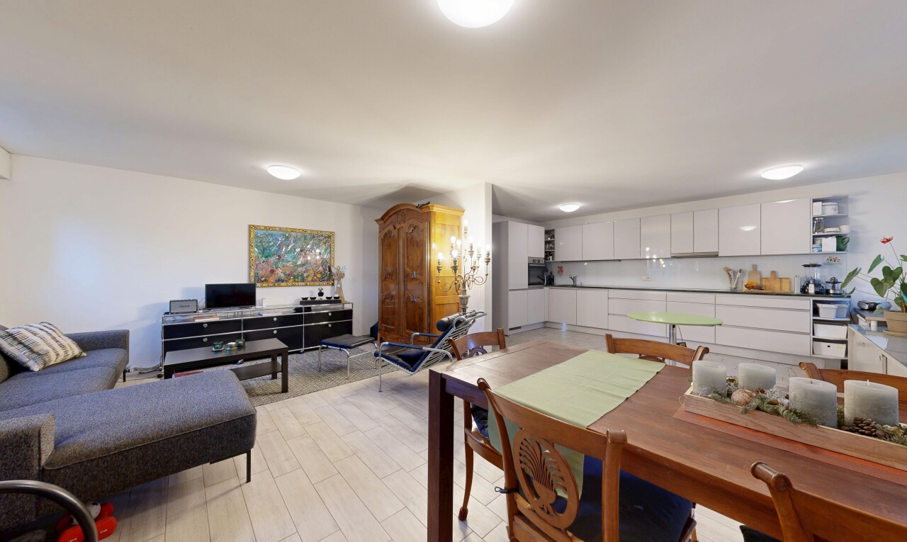 wohn- / esszimmer mit inside property, fernseher, gipskartonwand, drywall, und holzfußboden