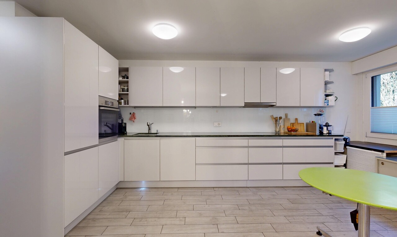 küche mit offene regale, küchenrückwand beim herd, küchenrückwand beim Herd, weiße schränke, und inside property