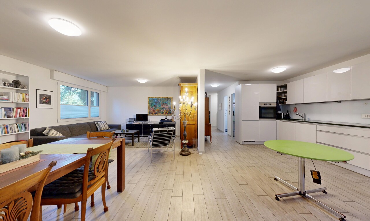 wohn- / esszimmer mit inside property, holzfußboden, wood finish floor, natürliches licht, und natural light