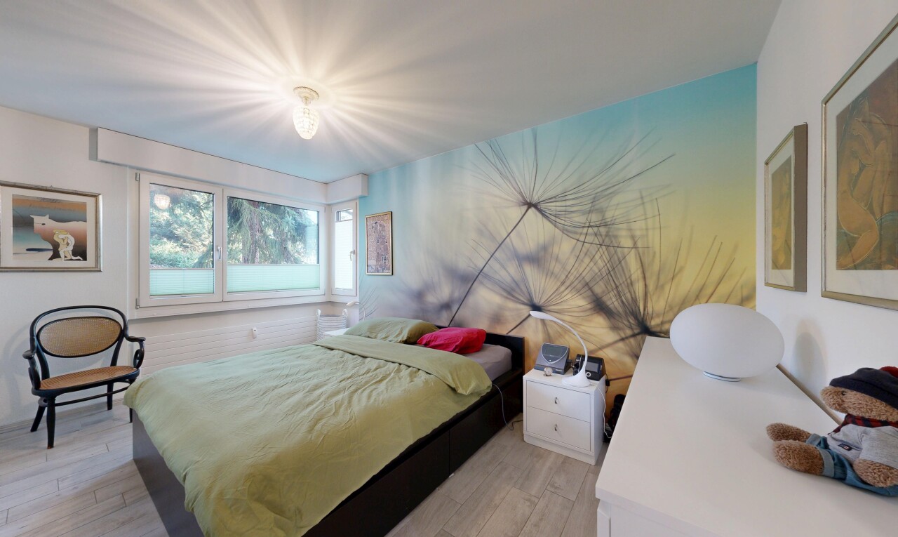 zimmer / schlafzimmer mit gipskartonwand, drywall, natürliches licht, natural light, und holzfußboden