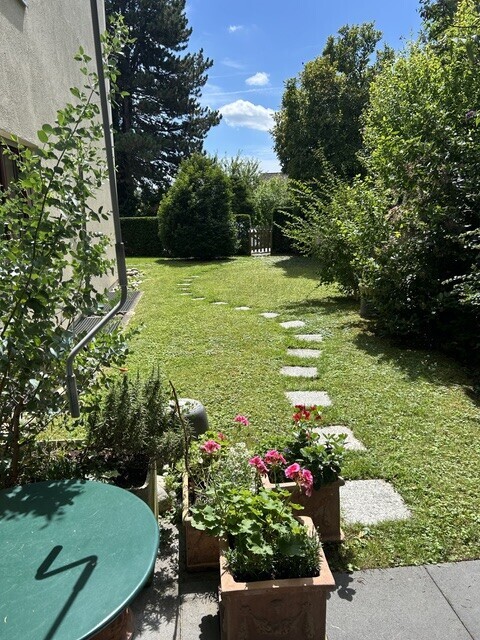 jardin avec pelouse et from property