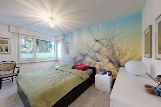 chambre avec cloison sèche, drywall, lumière naturelle, natural light, et sol en finition bois