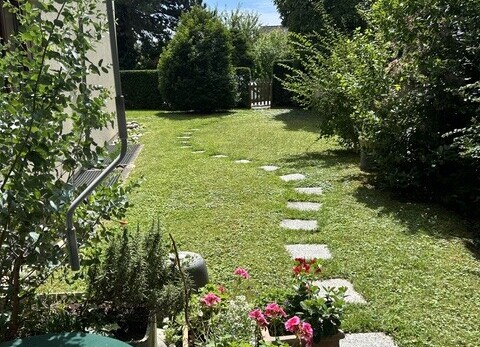 jardin avec pelouse et from property