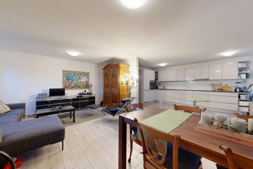 salon / salle à manger avec inside property, télévision, cloison sèche, drywall, et sol en finition bois