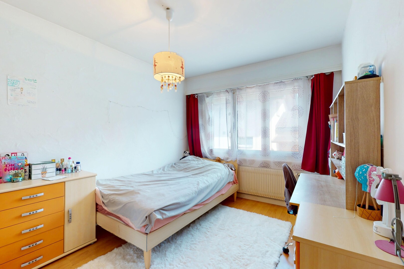 zimmer / schlafzimmer mit kühler, holzfußboden, gipskartonwand, und natürliches licht